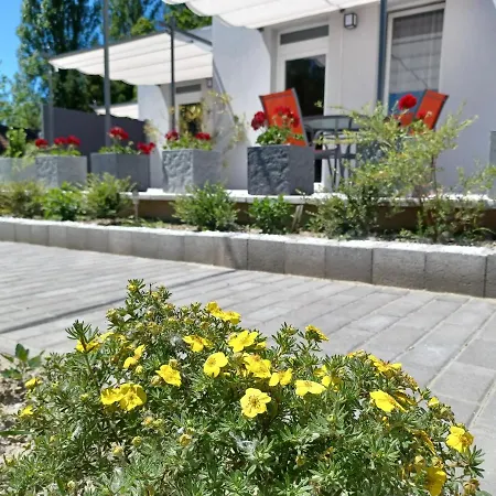 To8 Apartman * Dunapataj